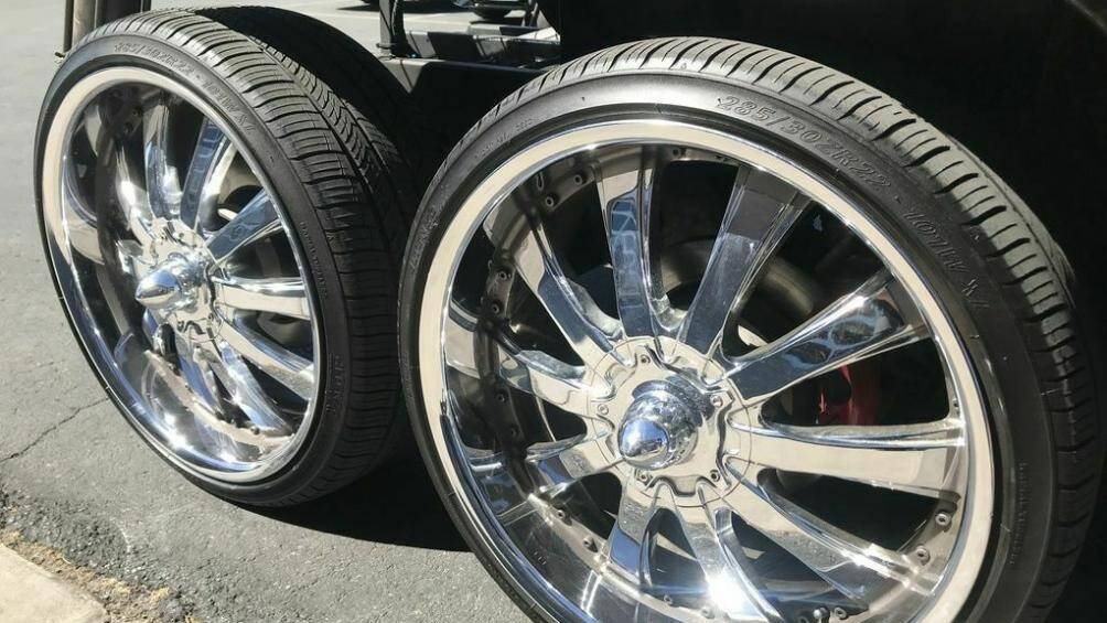 Xe đang được trưng bày tại triển lãm xe độ SEMA Show 2019, và giờ đây đang được chào bán qua mạng eBay với giá yêu cầu 79.980 USD (tương đương 1,85 tỷ đồng)