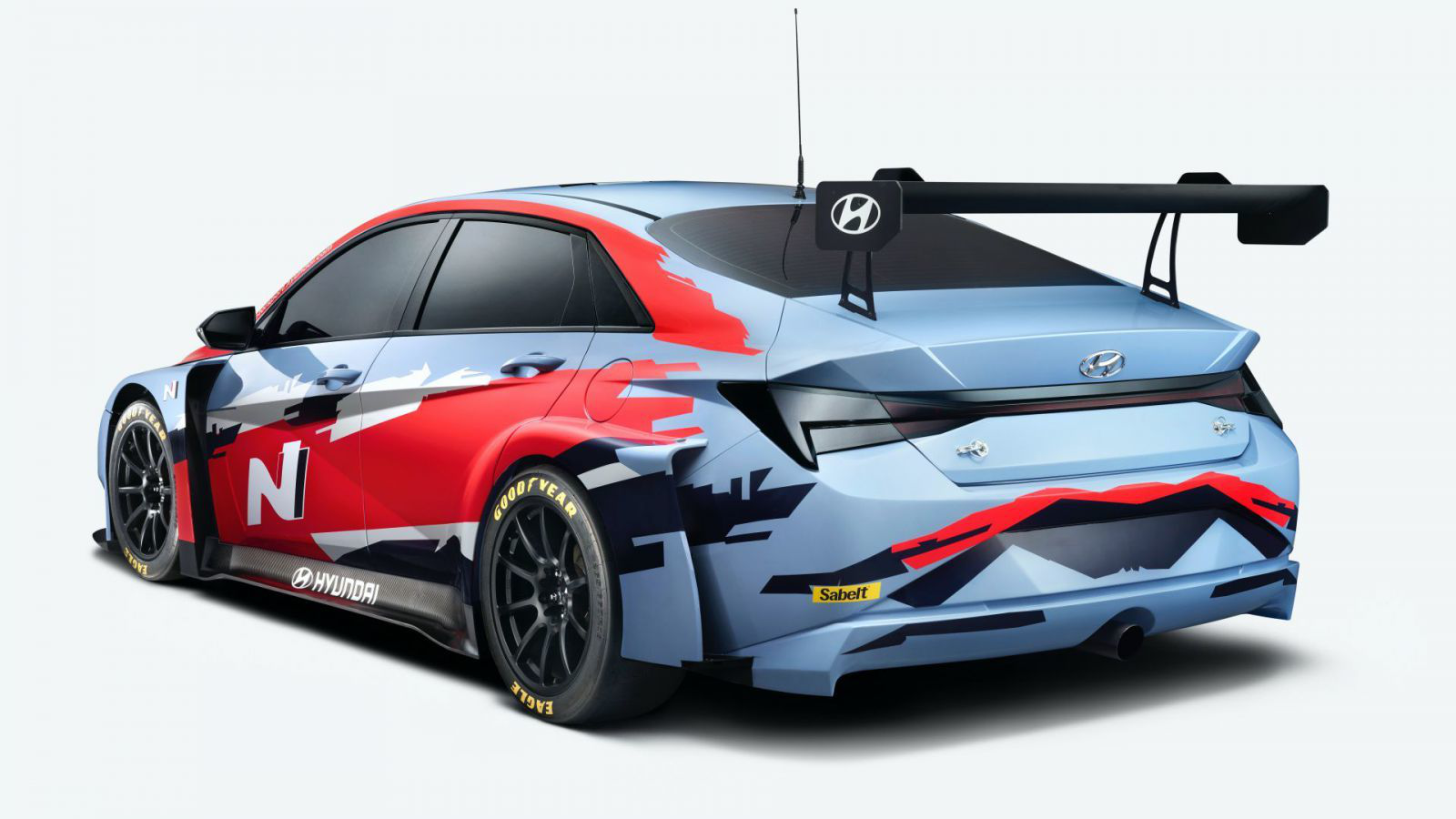 Hyundai Elantra chỉ giữ lại được cụm đèn pha và đèn hậu. Trong khi đó, lưới tản nhiệt, ống xả, ốp vè lốp hay ốp thân xe đều được làm mới