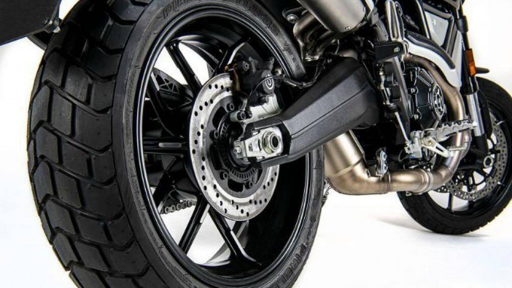Scrambler 1100 Dark Pro gồm phanh đĩa 320 mm với 4 piston nén Brembo ở phía trước và phanh đĩa đơn với một điểm nén piston ở phía sau