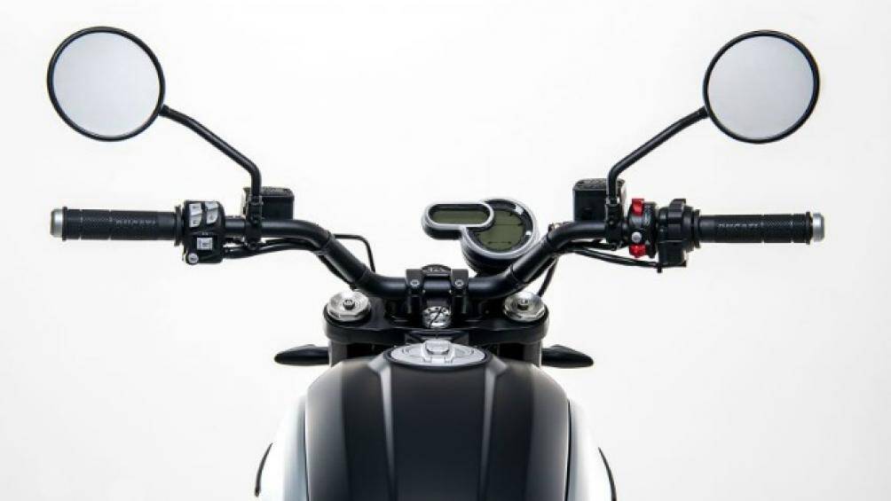 Scrambler 1100 Dark Pro sở hữu bình xăng 15 lít và chiều cao yên 810 mm cùng trọng lượng ướt 206 kg