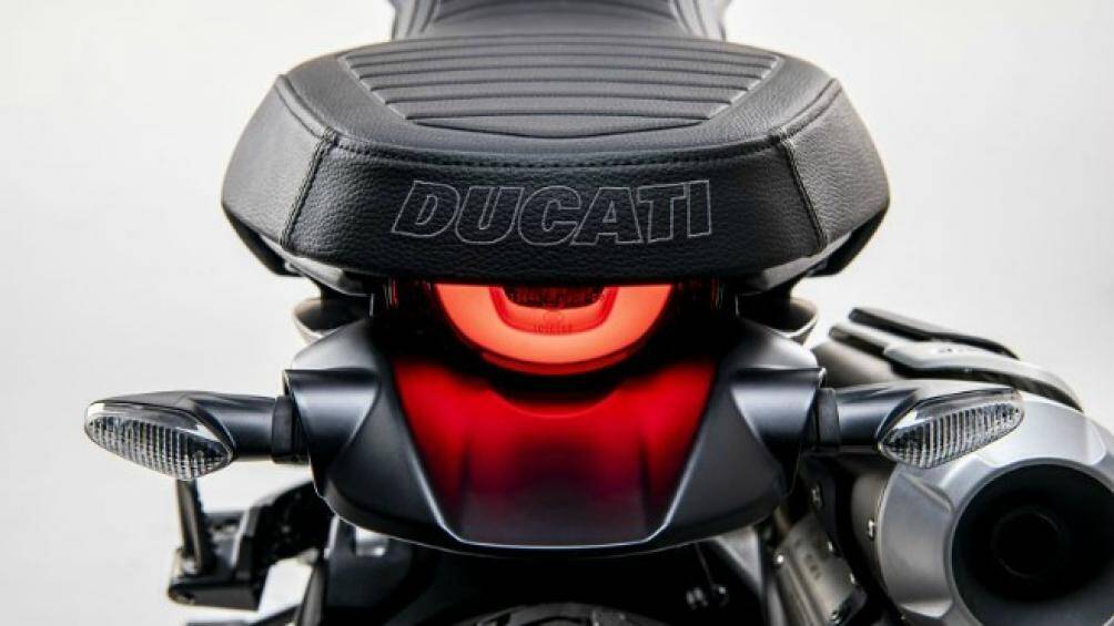 Đèn hậu xe được thiết kế khá đẹp và gọn gàng