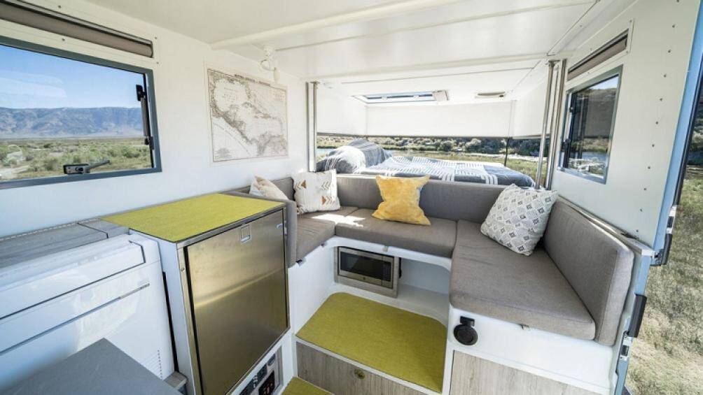 Khoang cabin có đủ không gian để đứng thẳng người, và mở ra tầm nhìn toàn cảnh từ chiếc giường cỡ lớn cho hai người