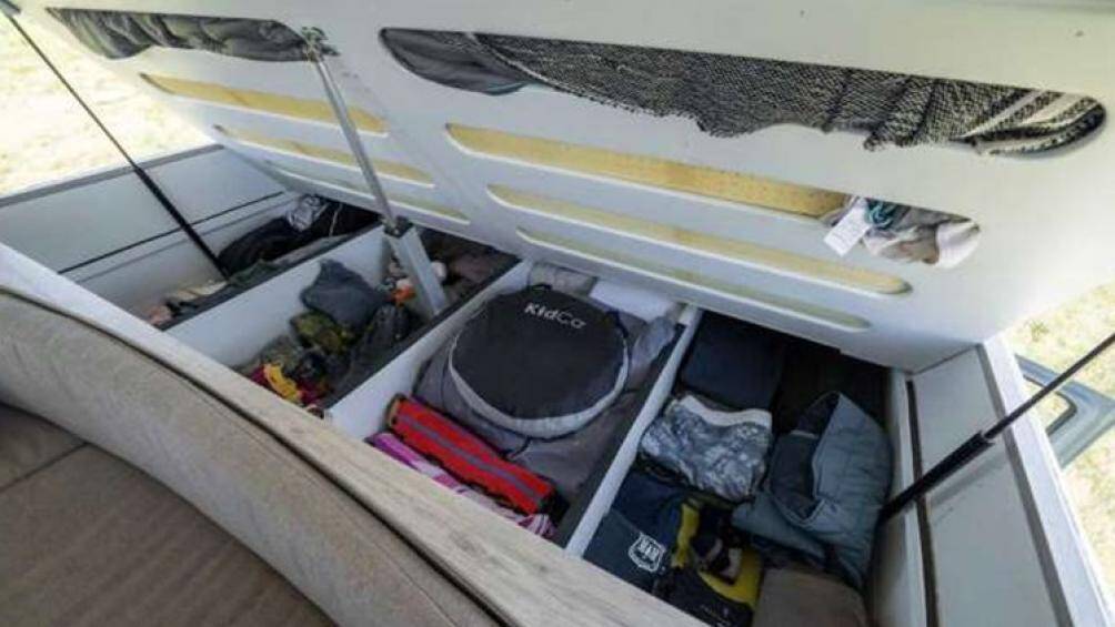 Bên trong còn có một góc bàn ăn nhỏ có thể chuyển đổi thành một chiếc giường cỡ trẻ em, với tất cả các thiết bị được cất gọn gàng và xếp chồng lên nhau