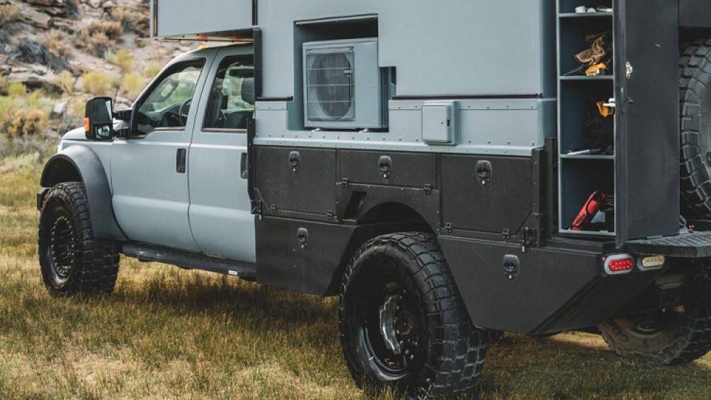 Khi phần nóc được thu gọn, tổng thể chiếc xe chỉ cao khoảng 3 mét, do đó dễ dàng xử lý trên đường địa hình