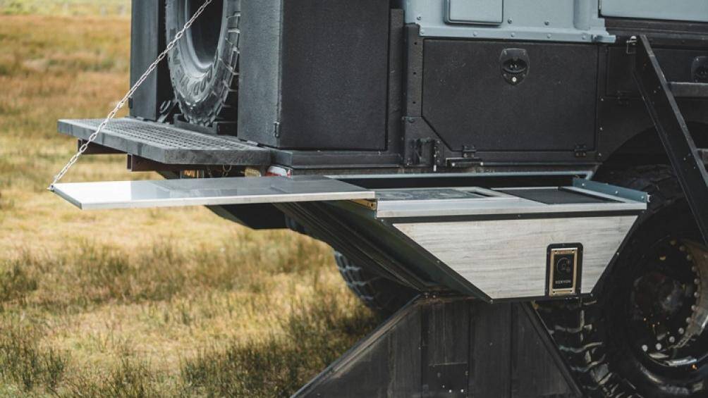 Chưa hết, bên ngoài của chiếc xe Ford F-550 Adrift cũng có lắp sẵn 2 vòi hoa sen, cững như một gian bếp phụ ngoài trời với vỉ nướng thịt và bếp từ