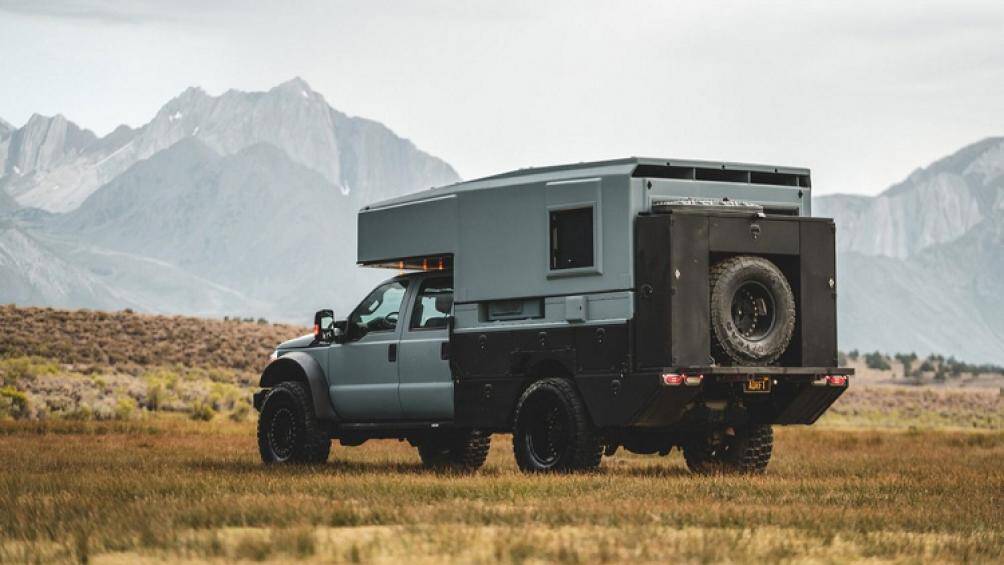 Về bản chất, nó là một chiếc Ford F-550 được biến đổi thành một chiếc overlander độ với khoang cabin lớn đặt trên thùng xe phía sau