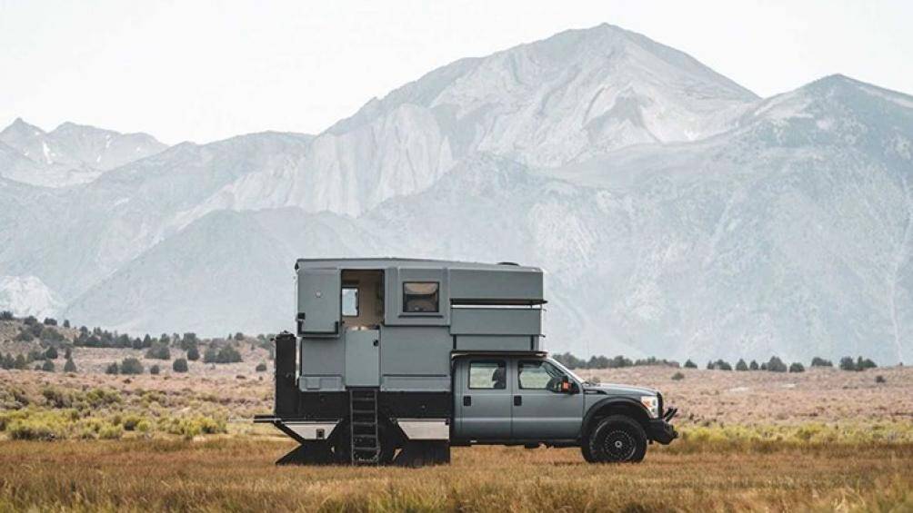 Mọi thiết bị đều chạy bằng năng lượng mặt trời từ hệ thống pin lắp đặt trên nóc xe, bao gồm cả hệ thống sưởi và làm mát