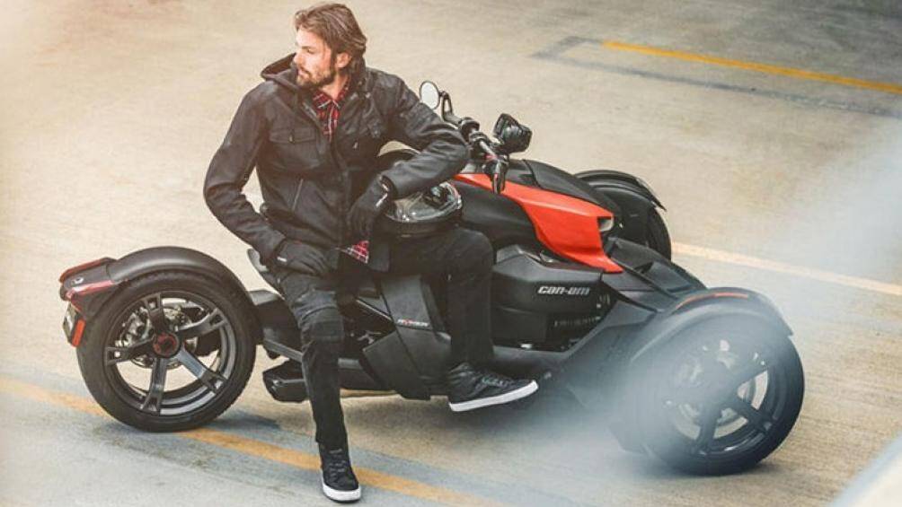 Đầu tiên, mẫu Can-Am Ryker vẫn giữ vẻ ngoải theo phong cách phiêu lưu, nhưng vẫn đảm bảo sự thoải mái khi vận hành trong đô thị