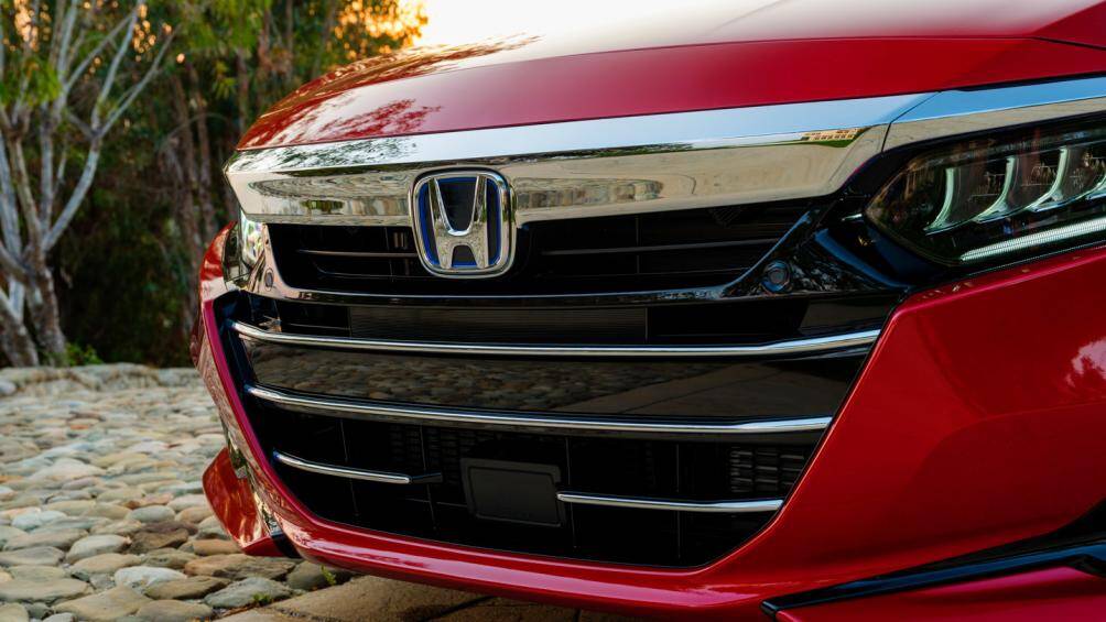 Cụm đèn pha trên cấu hình có thiết kế mới nhằm mang đến khả năng chiếu sáng mặt đường xa hơn, hốc đèn sương mù được làm nhỏ lại