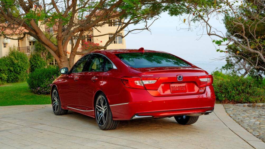 Tại Mỹ, Honda Accord mới sẽ có giá bán là 24.770 USD (574 triệu đồng) cho bản LX thấp nhất và 36.240 USD (839 triệu đồng) cho bản cao nhất Accord Hybrid Touring