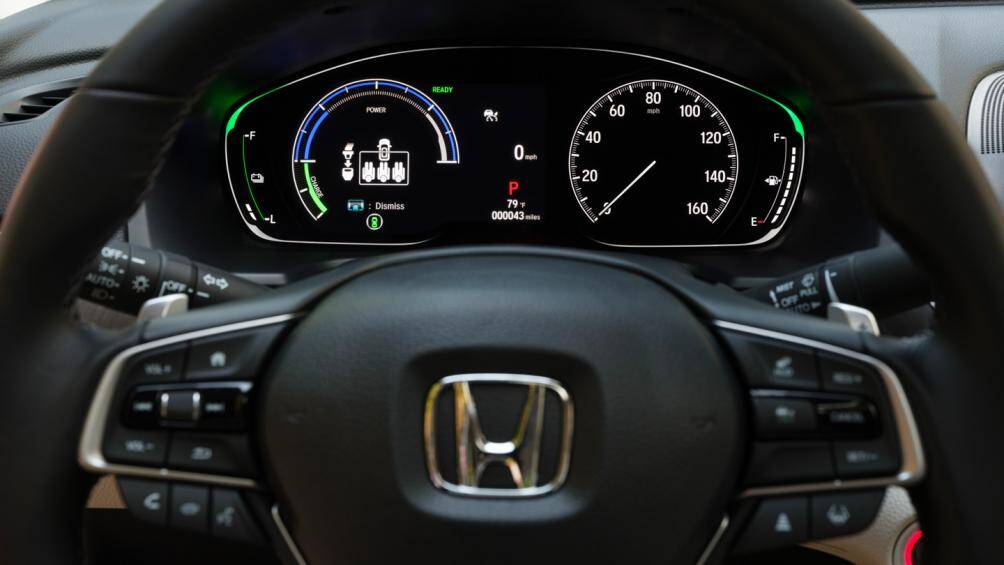 Cấu hình Sport và các cấu hình cao hơn được bán ra với cổng USB 2,5V dành cho hàng ghế sau