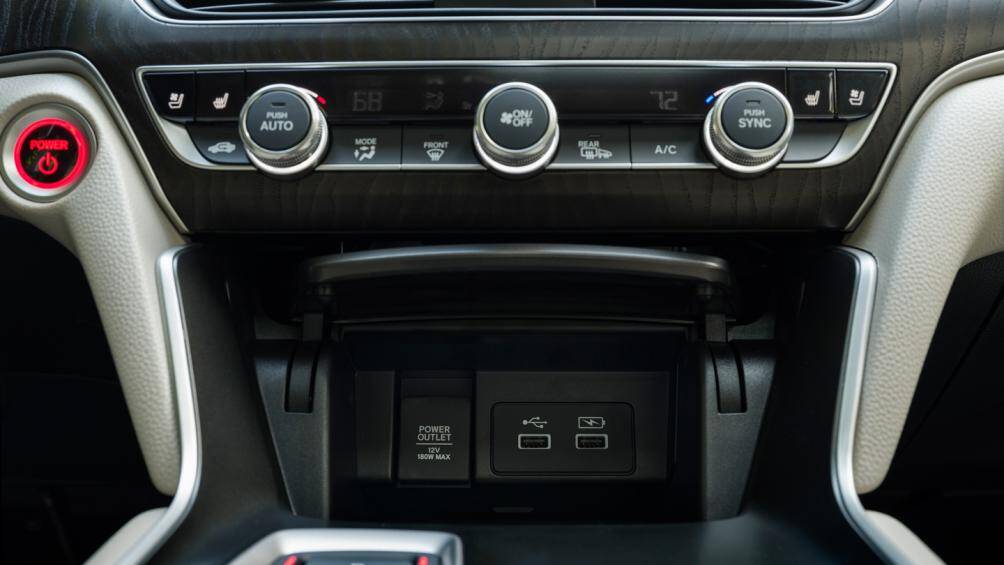 Các thay đổi khác bên trong khoang lái phải kể đến như vị trí đặt cổng kết nối USB mới giúp hành khách có thể dễ dàng sử dụng hơn