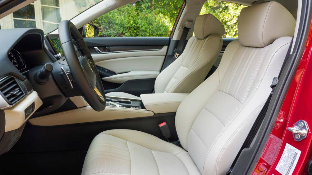 Các tùy chọn được cung cấp bên trong khoang lái gồm ghế ngồi bọc da, chỉnh điện 12 hướng ở ghế tài và 4 hướng ở ghế phụ, tích hợp chức năng sưởi