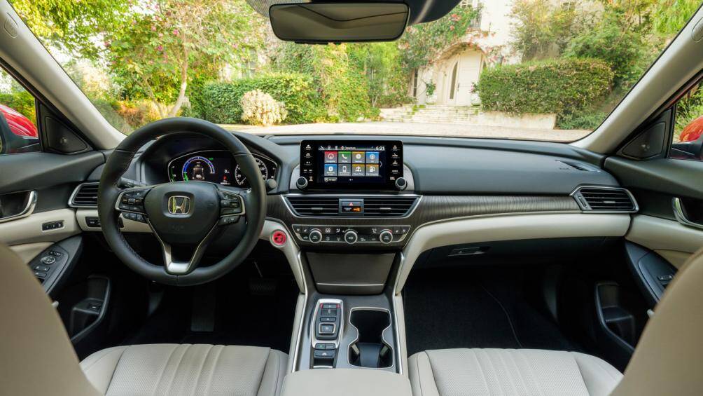 Bước vào bên trong, nội thất của Honda Accord 2021 được trang bị màn hình cảm ứng kích thước 8 inch, đặt tại trung tâm bảng táp-lô của xe