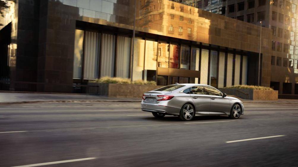 Crom tối màu ốp cản trước cũng như ốp ống xả, cánh gió nhỏ trên nắp cốp cũng được bán ra dưới dạng tùy chọn