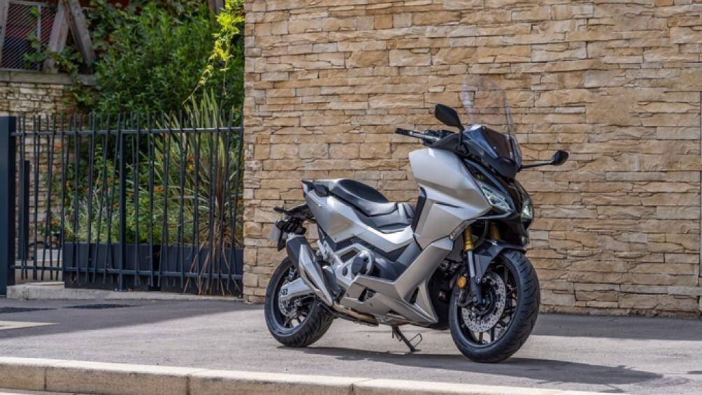 Hệ thống phanh đĩa trước với 4 piston có kèm ABS. Xe cũng được tích hợp cốp rộng tới 22 lít, có tích hợp cổng sạc USB tiện dụng