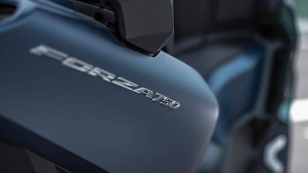 Về các tiện ích khác, Forza 750 2021 được trang bị giảm xóc lộn ngược 41mm cho phía trước và giảm xóc Prolink cho phía sau