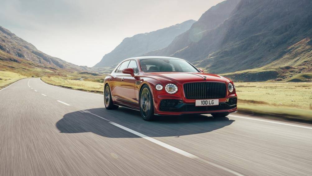Bentley Flying Spur V8 có thể coi là mẫu xe dành cho những người giàu có thích ngồi sau tay lái thay vì ngồi ở hàng ghế sau