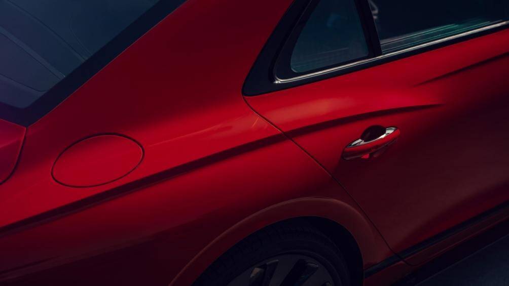 Không chỉ vậy, động cơ này còn được hỗ trợ bởi hệ thống mild-hybrid với nguồn điện 48V nhằm giúp xe tiết kiệm nhiên liệu hơn