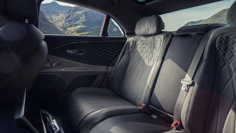 Hàng ghế phía sau sang trọng hơn với tủ ủ rượu lạnh đặt giữa, màn hình cảm ứng điều khiển chiếc xe có thể tháo rời...