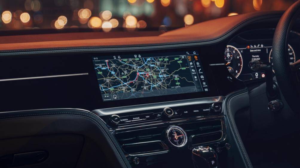 Bên trong, bảng táp-lô của xe có được bộ màn hình xoay 3 chế độ độc đáo. Xe được trang bị hệ thống âm thanh tiêu chuẩn với 10 loa