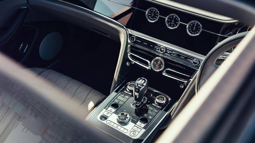 Nội thất được bọc da cao cấp với 15 lựa chọn màu sắc khác nhau, cùng với đó là nhiều tùy chọn gỗ ốp