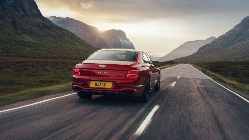 Bentley đã mang đến một loạt các hệ thống mới như hệ thống treo khí nén thích ứng, hệ thống phân bổ lực kéo bằng phanh...