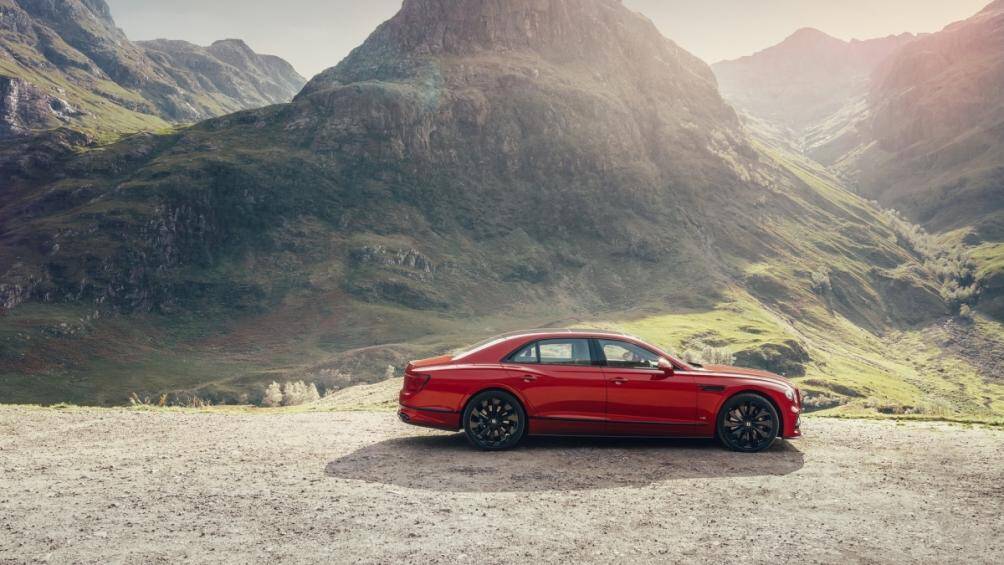 Chiếc sedan sang trọng của Bentley sở hữu kích thước tổng thể lớn hơn thế hệ trước với chiều dài lên đến 5.304 mm, chiều rộng 1.963 mm