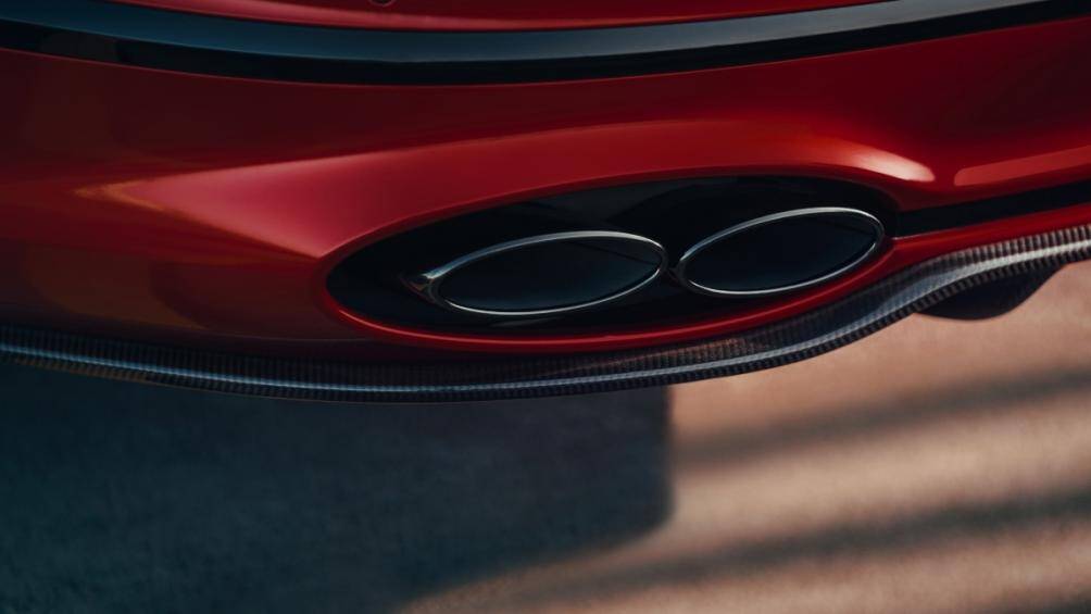 Trục cơ sở của xe cũng được kéo dài thêm 130 mm, tạo thêm chỗ để chân thoải mái hơn cho hàng ghế phía sau