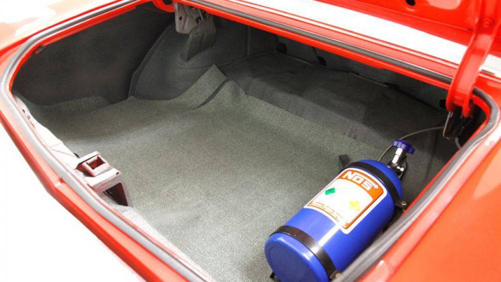 Hiện chiếc xe đang hiện được bán đấu giá trên eBay bởi đại lý Classic Auto Mall, với mức giá cao nhất là 11.100 đô la (257 triệu đồng)