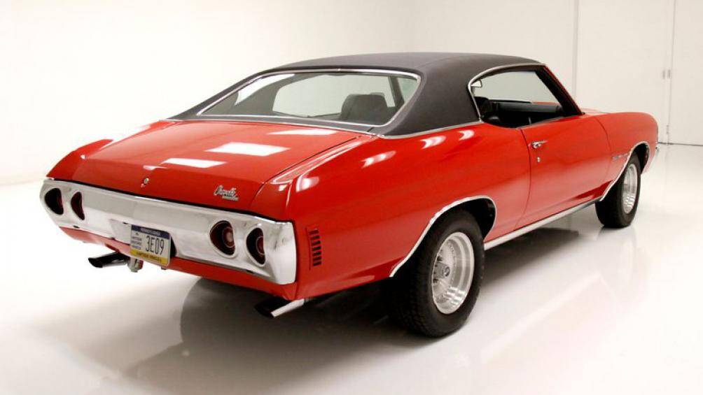 Cùng với đó là lớp áo ngoại thất màu đỏ bóng loáng hơn hẳn chiếc xe nguyên bản, xe không có một chi tiết gỉ séc hay trầy xước nào