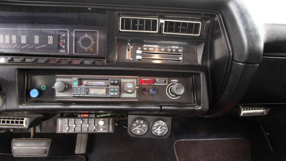 Xe được bổ sung thêm loạt tiện ích như hệ thống sưởi và A/C Vintage Air, hệ thống đài FM có hỗ trợ Bluetooth cung cấp nhạc nền