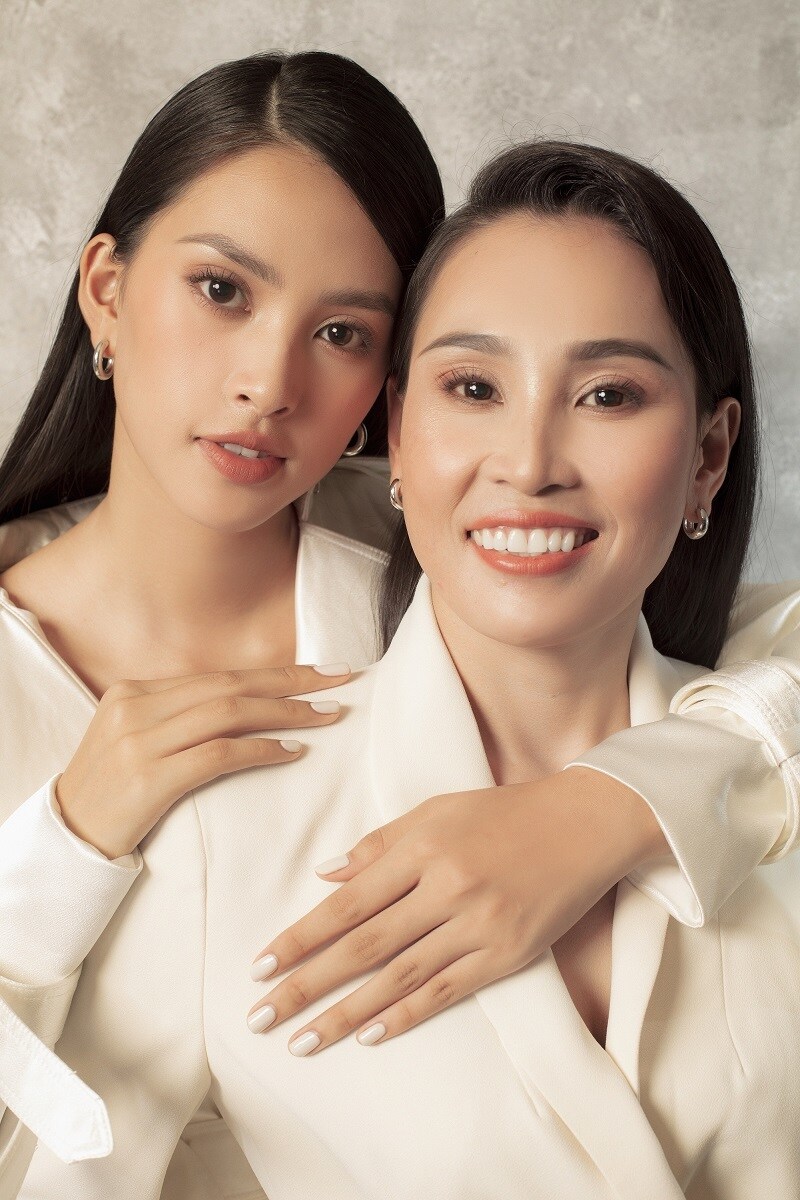 Có con gái là hoa hậu, luôn phải đối diện với nhiều ánh mắt soi mói của dư luận nhưng mẹ của Trần Tiểu Vy khẳng định, bà không muốn quan tâm đến những lời thị phi từ đám đông vì tin con gái mình vẫn còn thời gian dài để trưởng thành và cố gắng