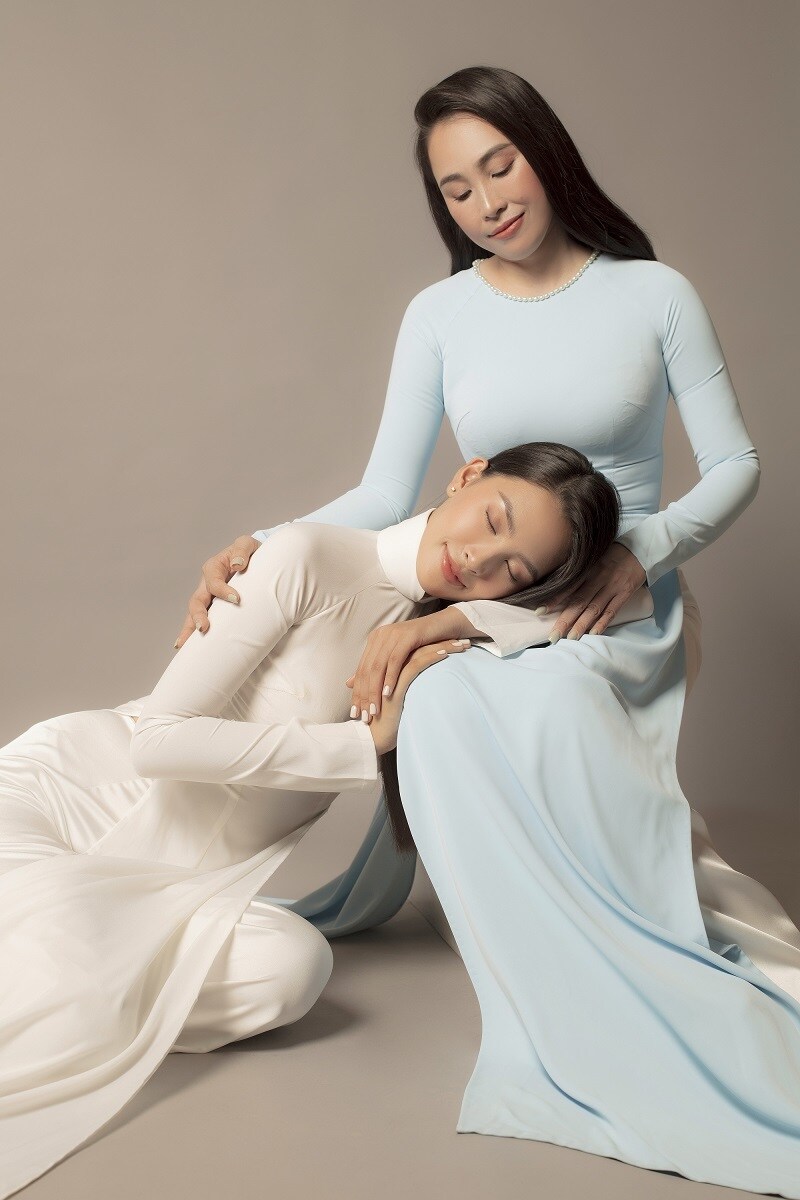 Nàng hậu cho biết, mẹ không chỉ là mẹ mà còn là người bạn thân nhất của cô, khiến cô cảm thấy thoải mái tâm sự những cảm xúc, suy nghĩ của mình.