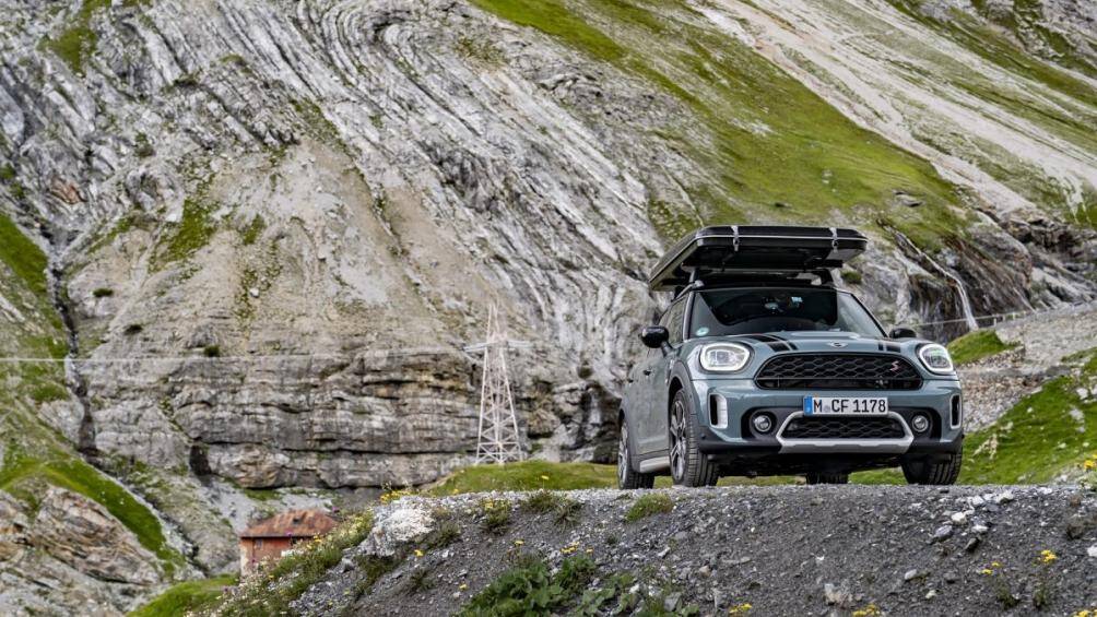 Ngoài ra, xe được trang bị bộ thẻ SIM, vận hành trên cả nền tảng Apple Car Play và tích hợp trợ lý giọng nói ảo Amazon Alexa