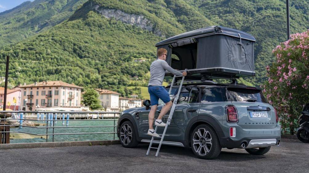 Khác biệt so với các mẫu tiêu chuẩn, trên nóc xe còn trang bị một hệ thống lều xếp được cố định vào nóc xe, qua một hệ thống phụ kiện đặc biệt