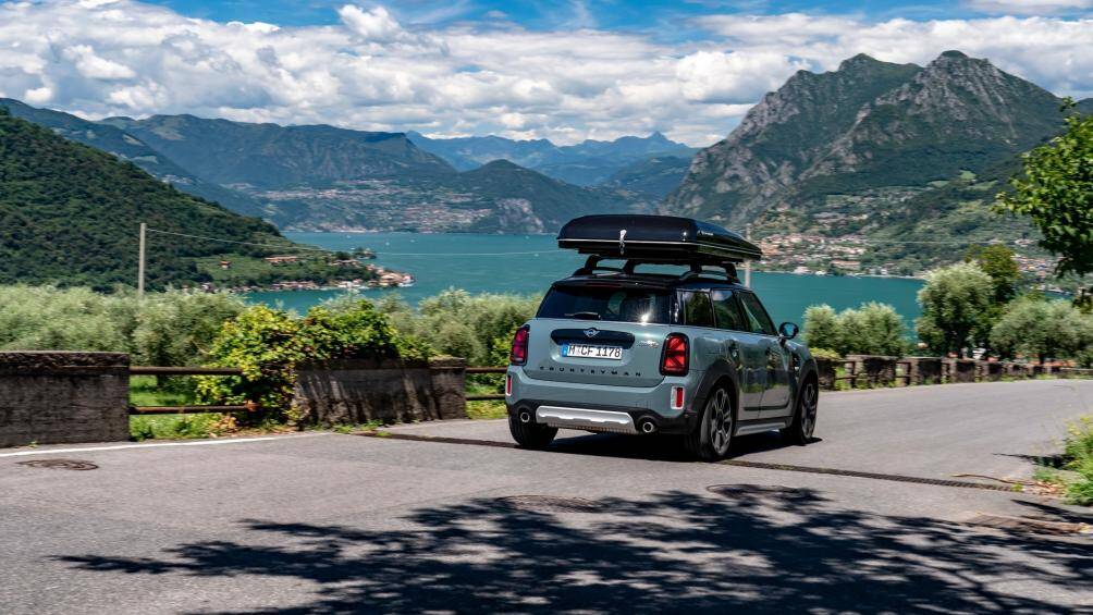 Để di chuyển lên phần nóc xe, nhà sản xuất trang bị kèm theo một chiếc thang nhôm có thể gấp lại