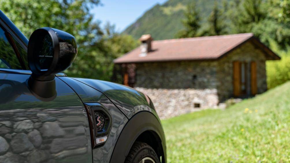 Theo một số thông tin bên lề, riêng phần lều mái che trên MINI JCW Countryman thôi đã có giá hơn 3.000 euro (3.500 USD)