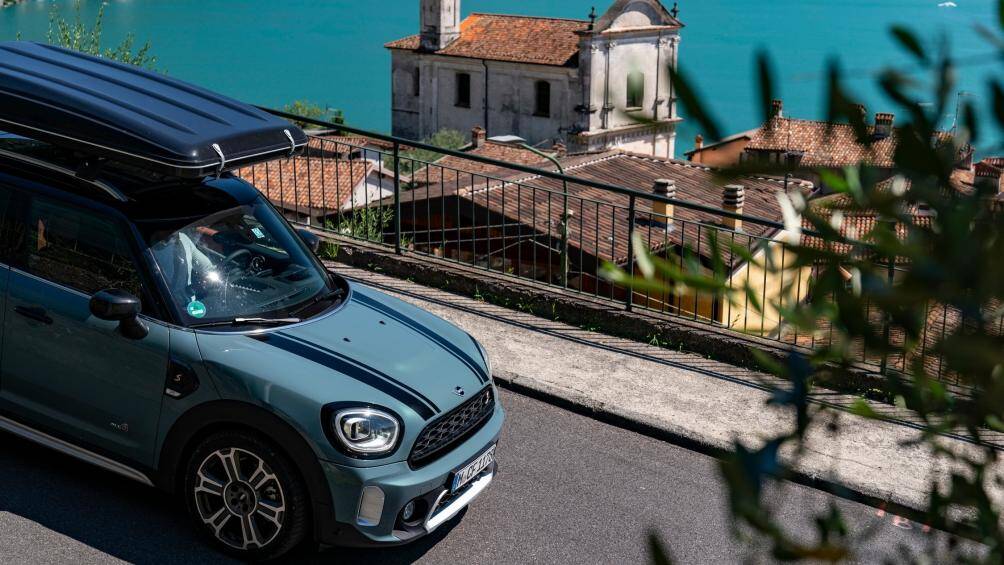 Bên trong lều đặc biệt này còn tích đèn LED nội thất, phần cửa ra vào và cửa sổ lều có khóa kéo và màn chống muỗi, túi để đồ đa năng...