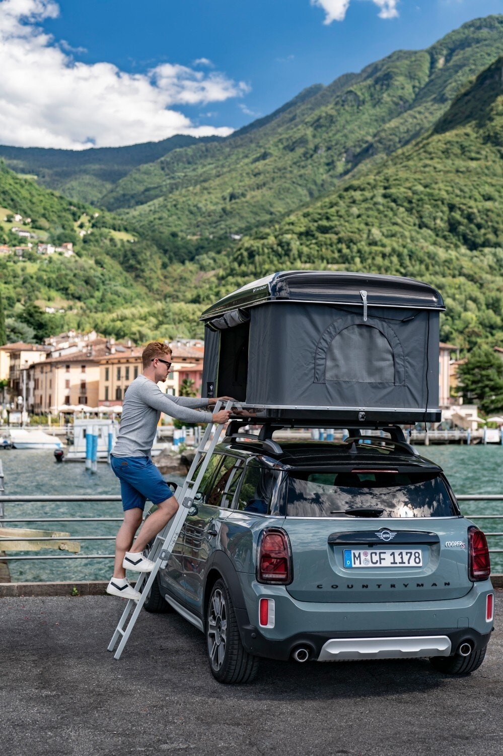 Khi đã giăng ra, lều có chiều dài 2,1 mét và chiều rộng 1,30 mét, đủ để chứa hai người trên một tấm nệm dày