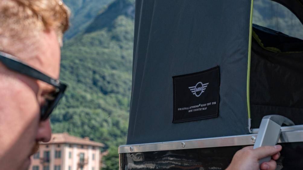 Khi đến đích, lều được nâng lên nhờ bốn lò xo áp suất khí vận hành thông qua bộ điều khiển