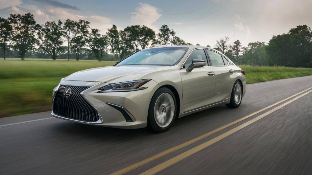 10. Lexus ES 300h 2021 - 5,35L/ 100km