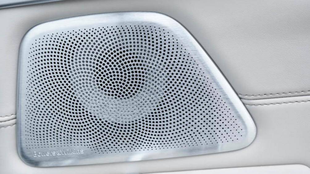 Một số chức năng khác bao gồm đèn nền, đèn chào mừng cùng hệ thống âm thanh Bowers & Wilkins Diamond Surround với 16 loa