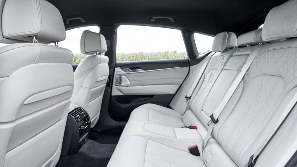 Xe có khả năng tăng tốc từ 0-100 km/h trong 5,3 giây và tốc độ tối đa 250 km/giờ