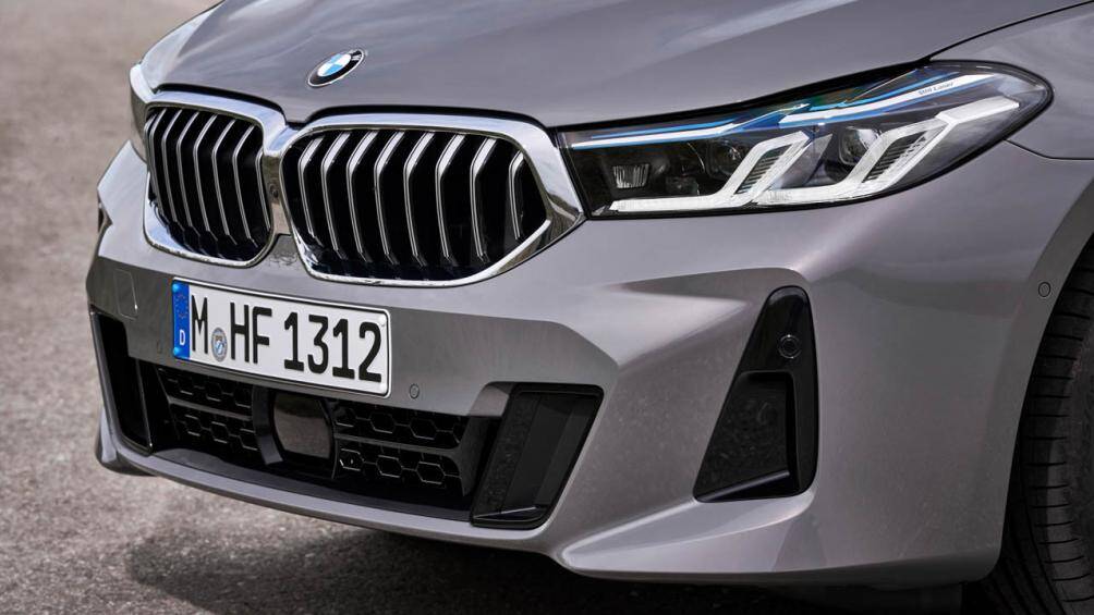 Cụm đèn pha full-LED của xe được trang bị kèm công nghệ lia theo góc lái cùng công nghệ BMW Selective Beam và công nghệ matrix