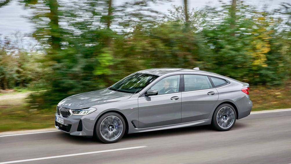 Phần cản trước của xe được nâng cấp với hốc gió mới, phần cản sau được trang bị ống xả nâng cấp