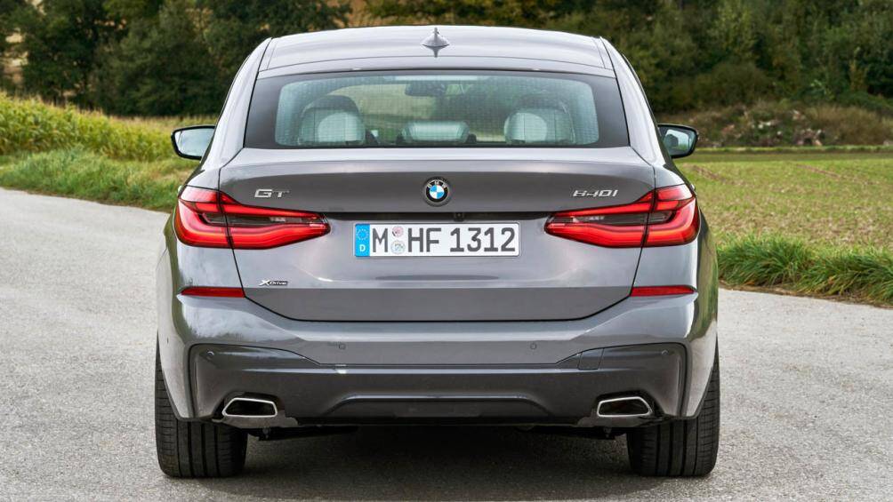 Đối với những chiếc xe được trang bị gói M Sport, xe sẽ được lắp đặt thêm bộ khuếch tán