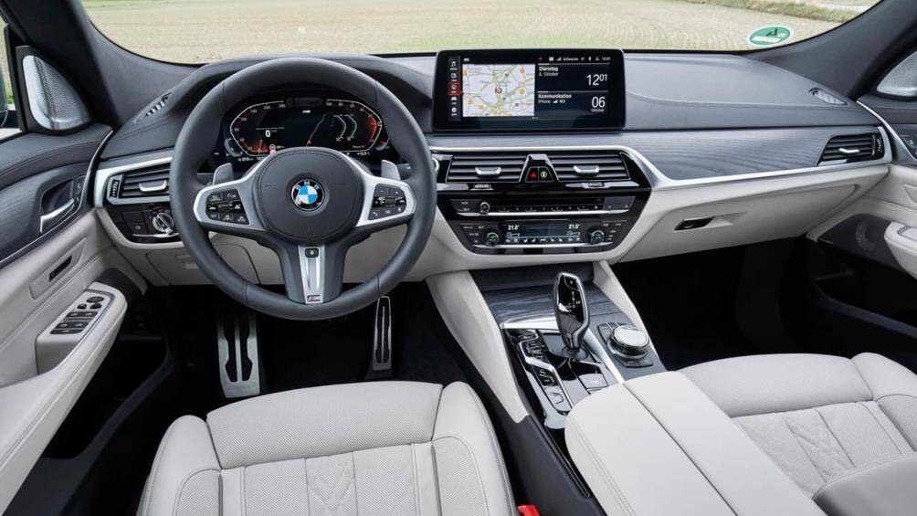 Bên trong nội thất, xe sở hữu hệ thống thông tin giải trí với màn hình cảm ứng kích thước 12,3 inch cùng một màn hình hiển thị thông tin