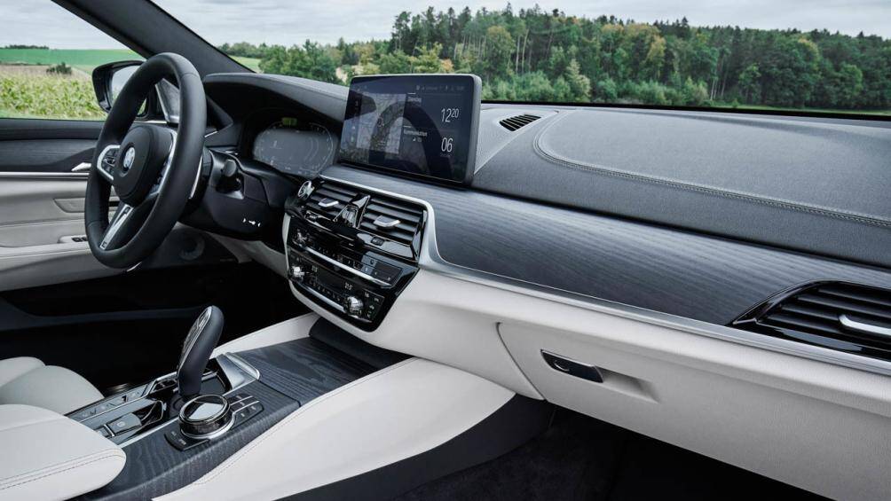 Phiên bản máy xăng đầu tiên là 630i GT với động cơ 4 xi-lanh, dung tích 2.0 lít, sản sinh công suất 258 mã lực