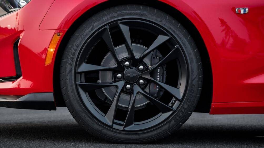 Đi kèm với đó chính là bộ mâm xe bằng nhôm được đánh bóng có kích thước 20 inch